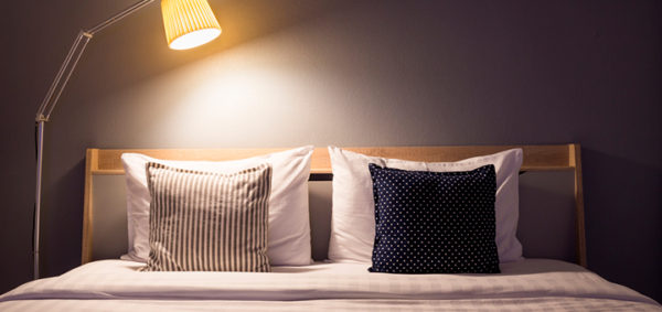 Aprende a decorar tu dormitorio con luces de forma sencilla